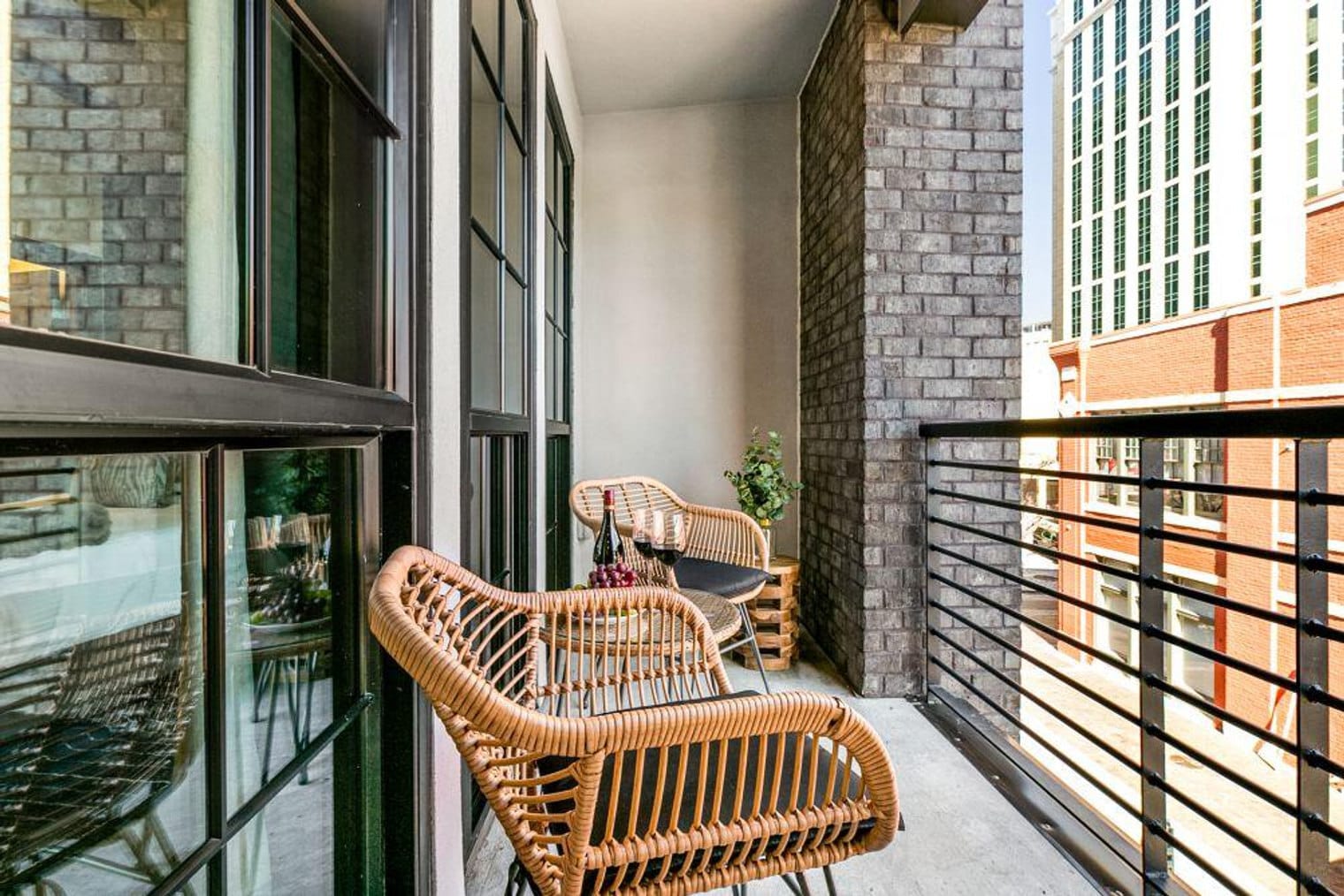 Building Photo - 611 Commerce St