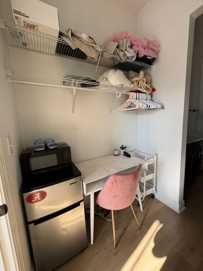 Building Photo - Ready for immediate move in - Two private ...