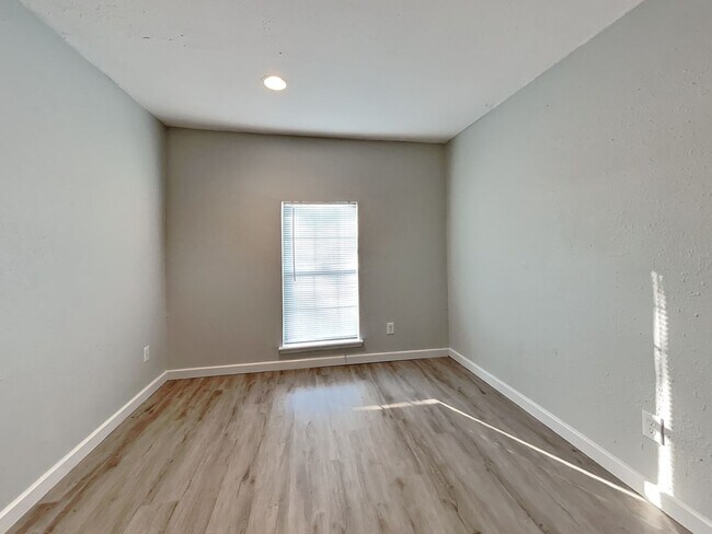 Building Photo - Remodeled 4-Bed, 2-Bath Home with Fenced Backyard in Mesquite, TX