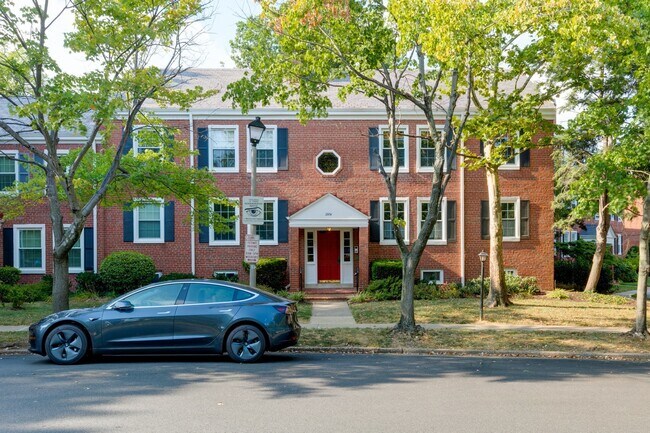 Building Photo - Gorgeous End Unit 2 Bedroom 2 Bath Near Sh...