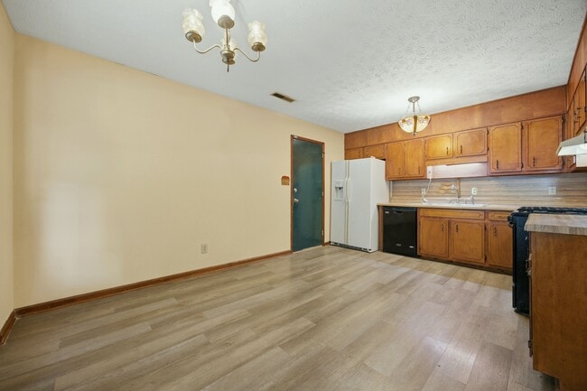 Building Photo - 1701 Rose Garden Ln