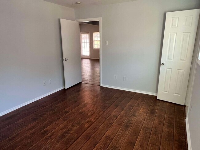 Building Photo - 1020-1022 Vera Court