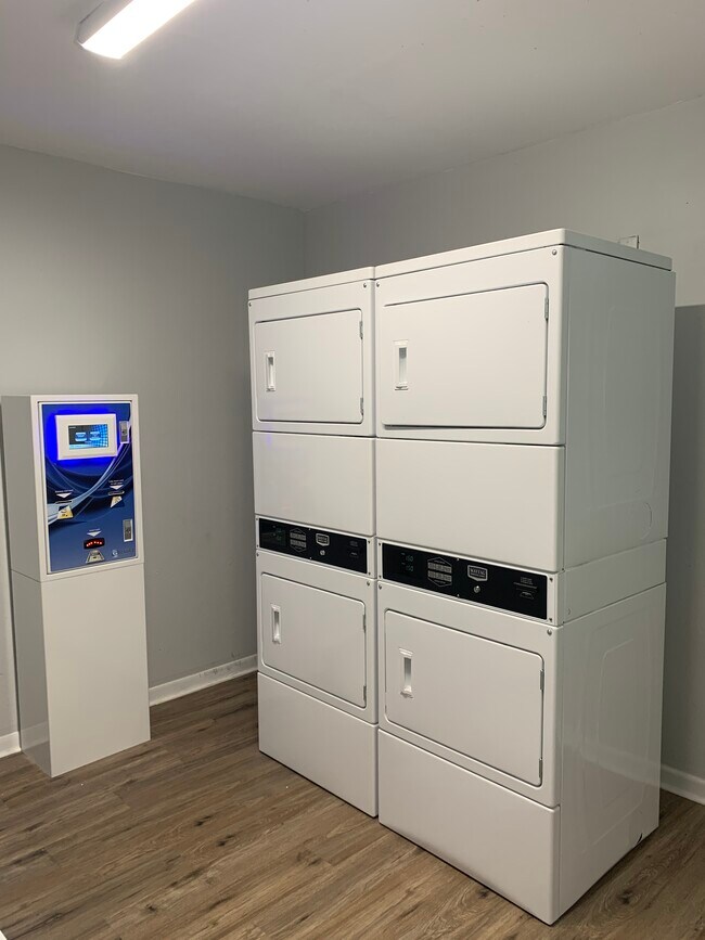 Building Photo - 932 7th Ave N