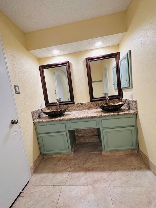 Building Photo - 3230 Meadway Dr