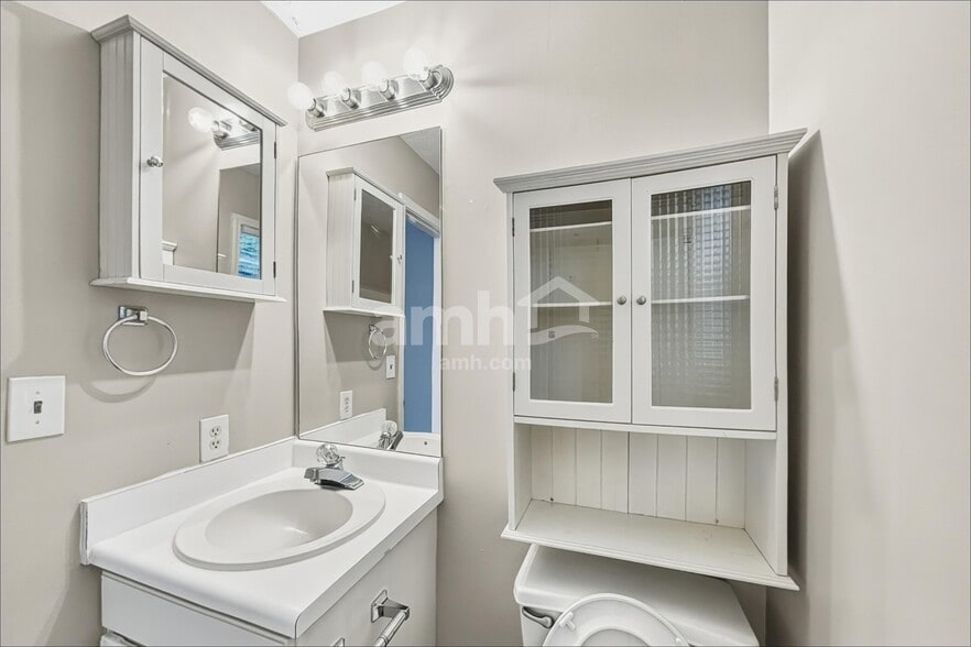 Building Photo - 2535 Lakeview Trl