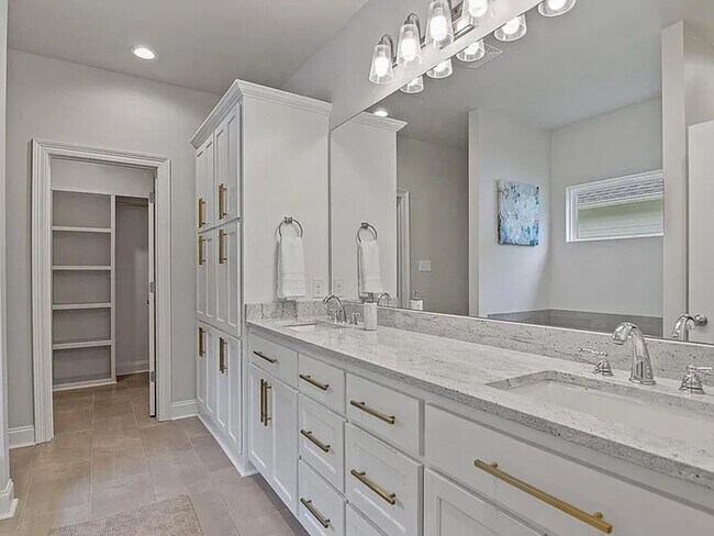 Building Photo - Elegant Furnished Townhouse in StoneLake V...