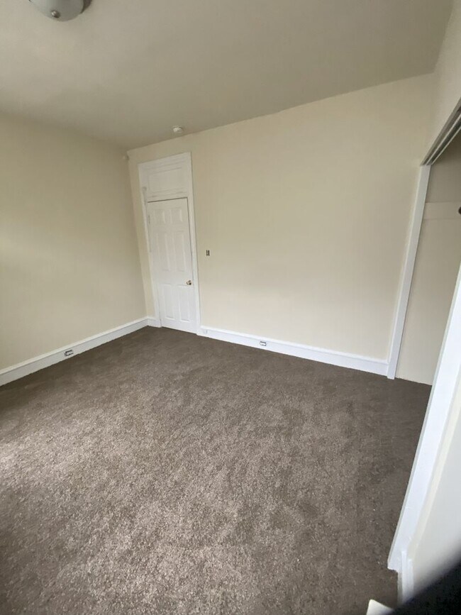 Building Photo - Come see this beauty today