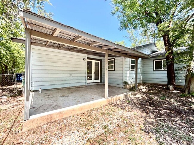 Building Photo - 1603 E 12th St