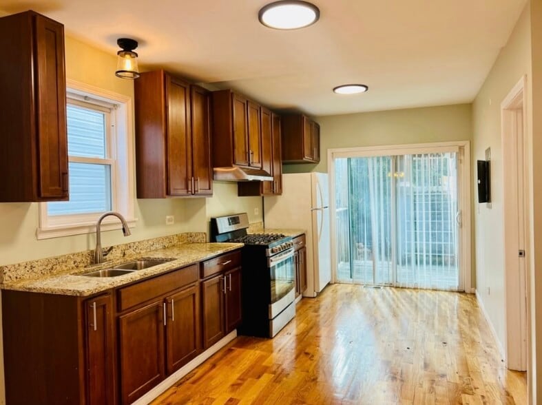 Building Photo - 1115 W 18th Pl