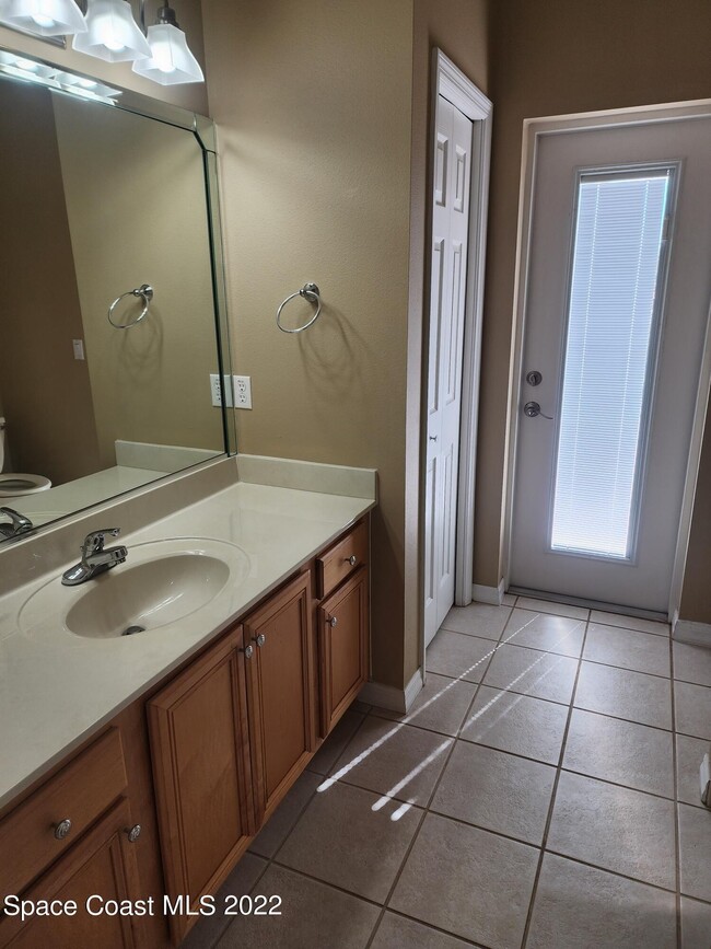 Building Photo - 220 Northgrove Dr