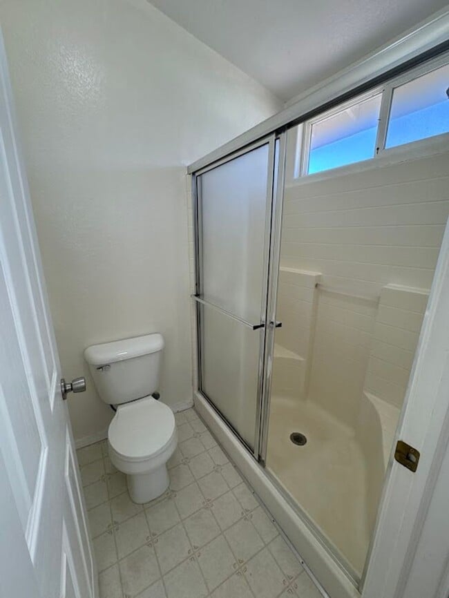 Building Photo - 4 Bedroom - 2 bath - Single Family Home in a Great Location!