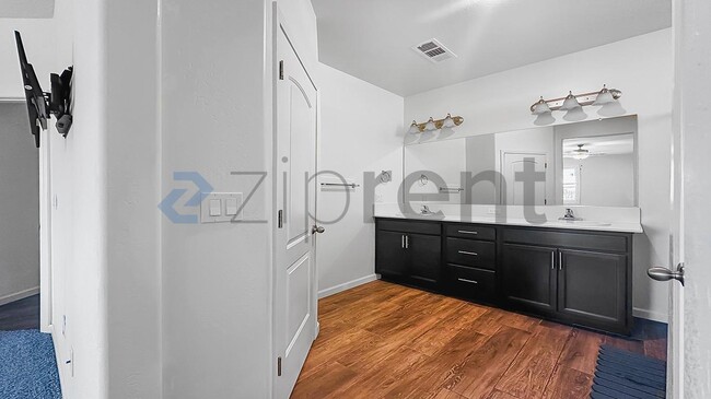 Building Photo - Unit