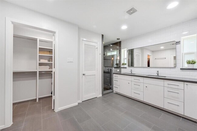 Building Photo - 12326 Old Oaks Dr
