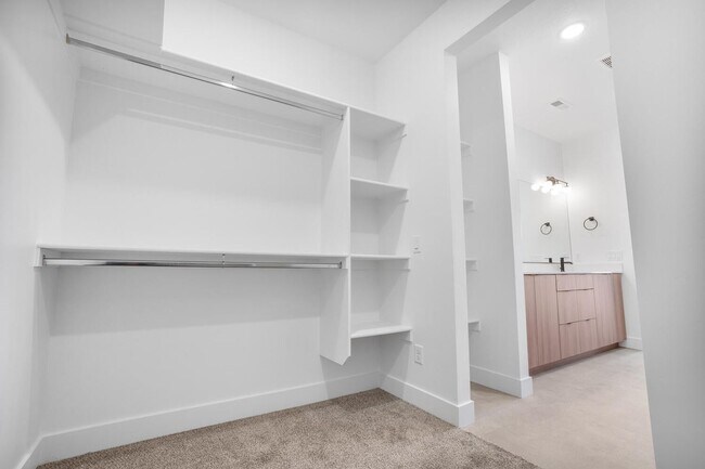 Building Photo - HURRICANE TOWNHOME - END UNIT