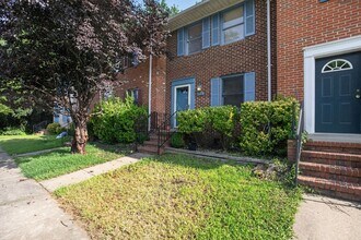 Building Photo - 2 Large Bedroom 2 level Townhouse in Fredericksburg