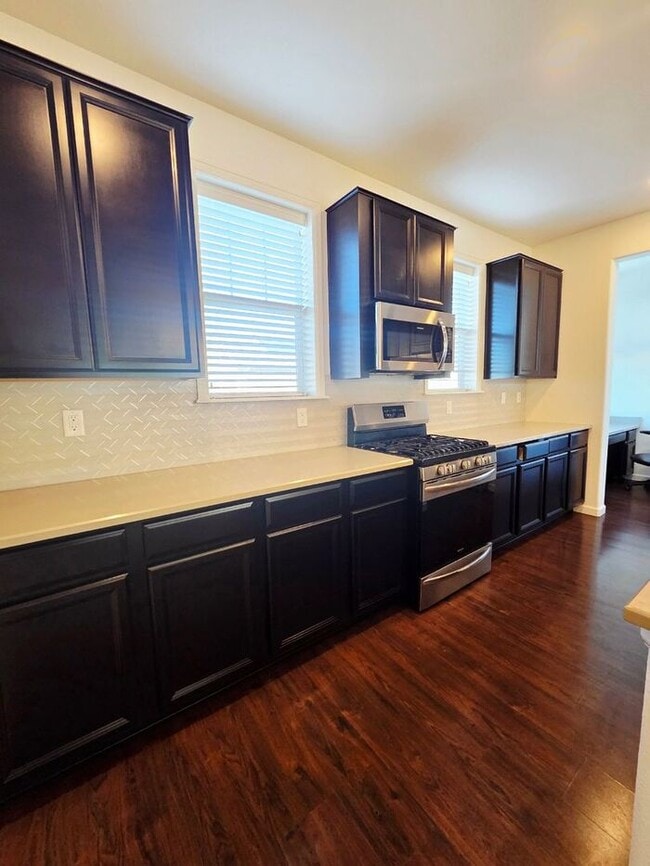 Building Photo - Cute Spacious Townhome in Prime Location | Move In Today- Save 50% OFF First Month's Rent!