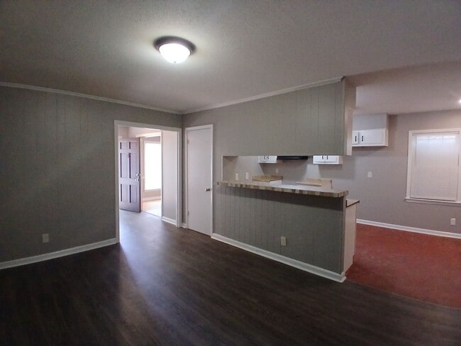 Building Photo - Newly Renovated Home in Parkway Village  - Open To Section 8