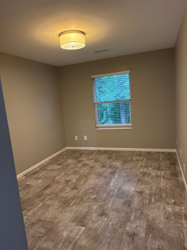 Building Photo - 1051 Minns Dr