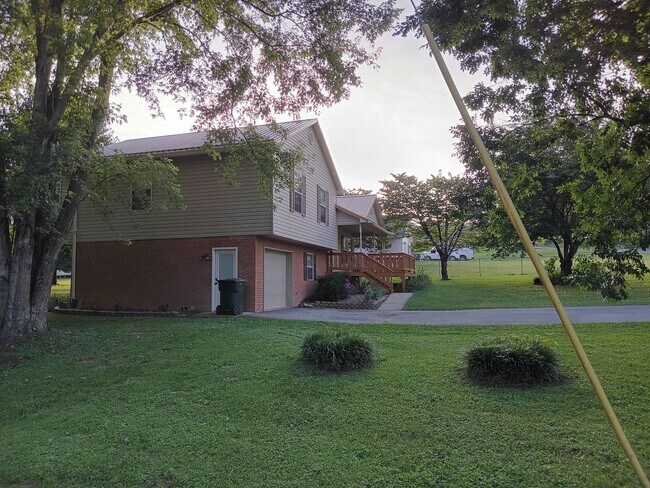 Building Photo - 4 Bedroom / 2 Bath Home - Johnson City, TN