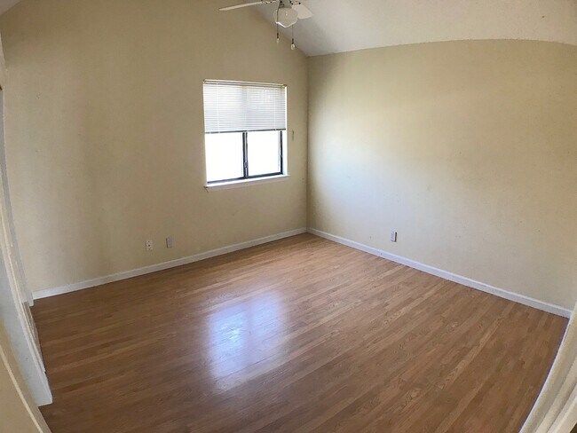 Building Photo - Northeast El Paso 3 bed with Refrig A/C an...
