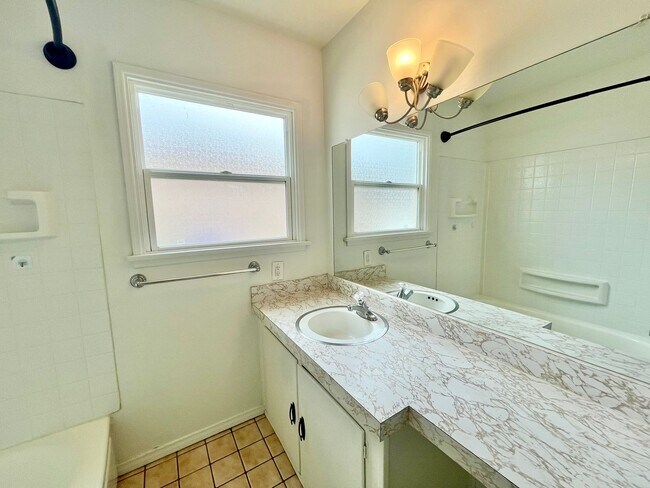 Building Photo - 3BR Home in Fairmount Park - Spacious Yard & Prime Location!