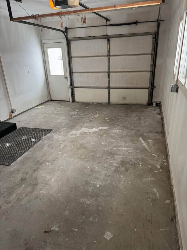 Building Photo - House for Rent