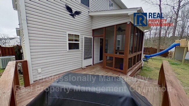 Building Photo - Spacious Executive Home on Friendly Cul-de...