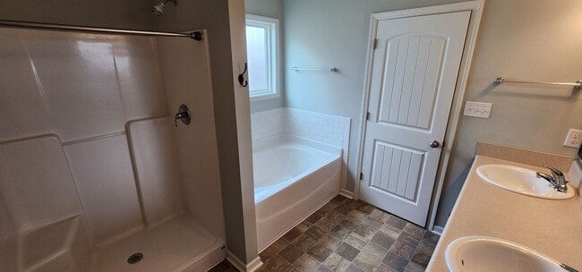 Building Photo - 3 Bedroom 2 bath Across the street from Fo...