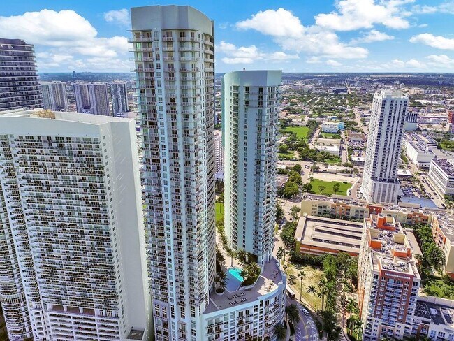 Building Photo - 1900 N Bayshore Dr