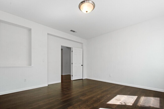 Building Photo - Grand 5-Bedroom Estate — Space, Style & Sophistication