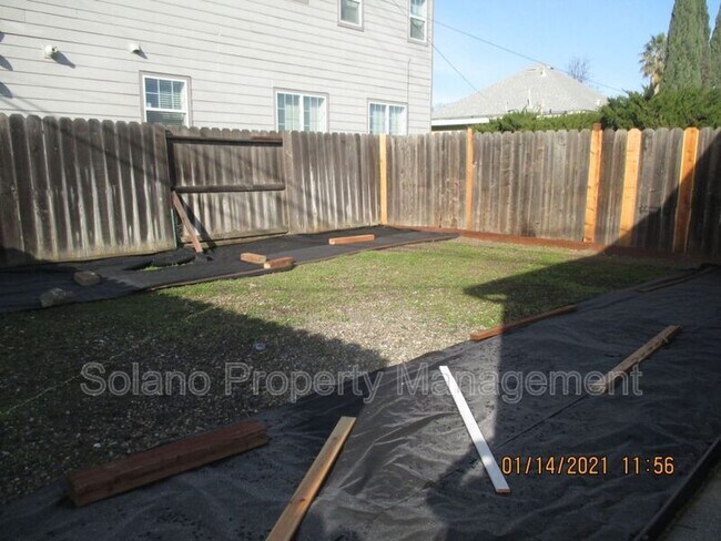 Building Photo - 721 Broadway St