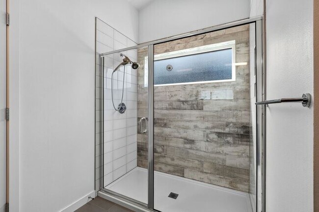 Building Photo - ULTRA-MODERN Air Conditioned Townhome in Beacon Hill (1st Month Free)