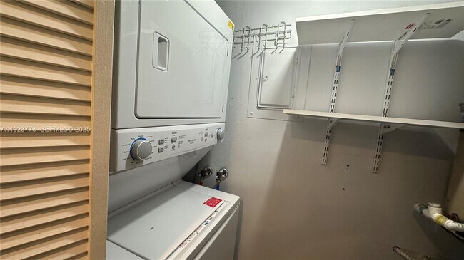 Building Photo - 200 Lakeview Dr