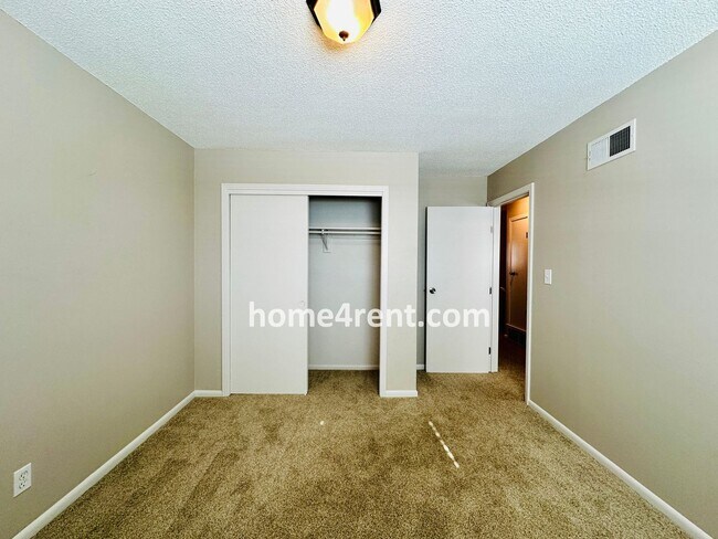 Building Photo - Beautiful Overland Park Townhome w/ Wood Floors, Large Open Kitchen and a Community Pool!