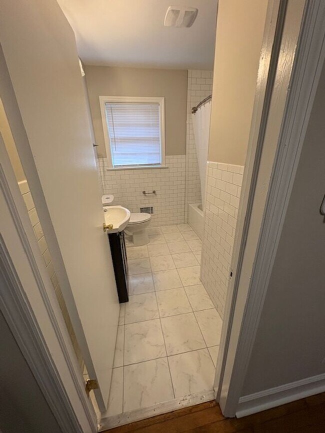 Building Photo - 403A Smith