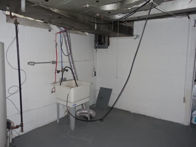 Building Photo - 8205 Outer Dr E