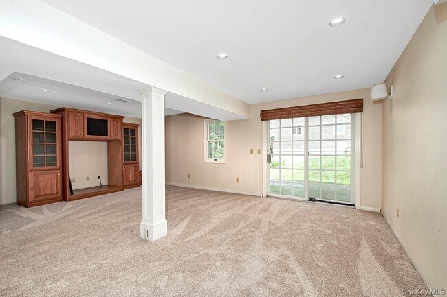 Building Photo - 1103 Regent Dr