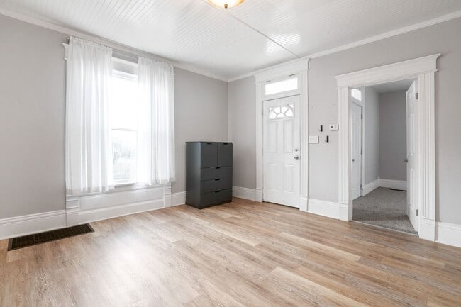 Building Photo - 4 BED/1 BATH IN NEWARK