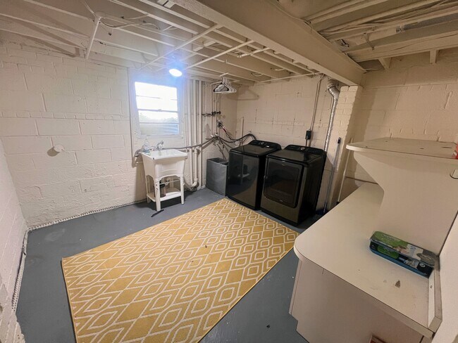 Building Photo - 5602 Hawthorne St