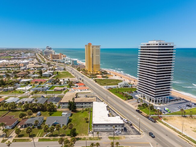 Building Photo - 2/2 Condo In Daytona Beach