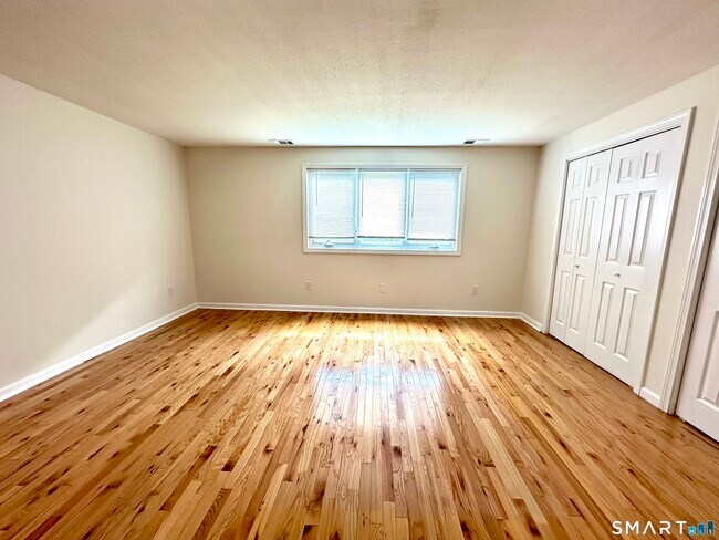 Building Photo - 20 Oak Ridge Dr