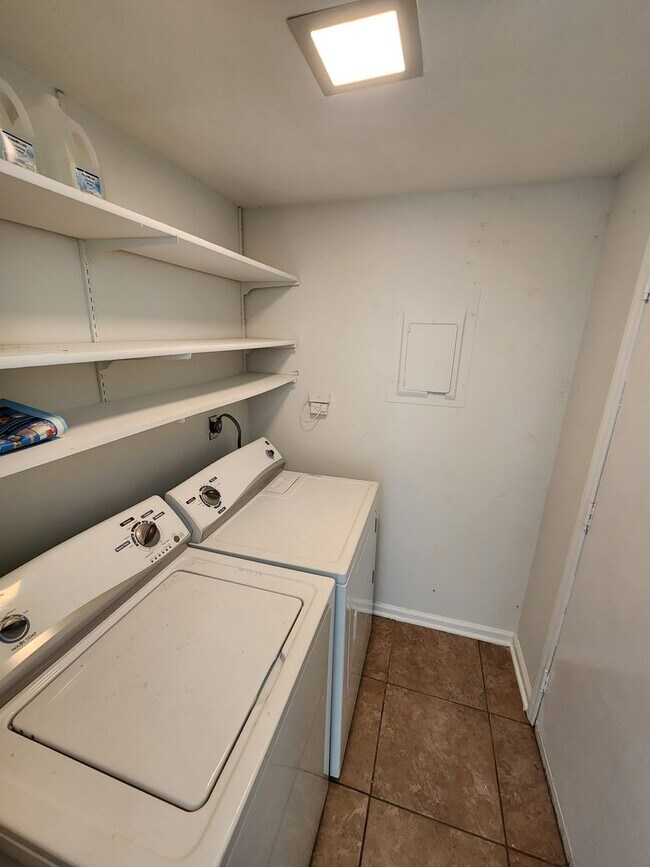 Building Photo - Canterbury Townhomes