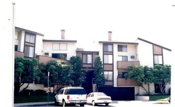 Building Photo - 3327 Livonia Ave