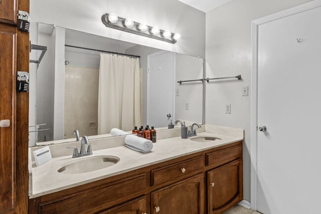 Building Photo - 1274 Sharlo Ave