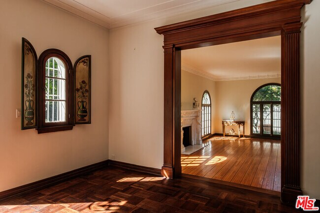 Building Photo - 1004 N Beverly Dr