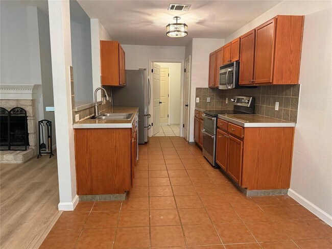 Building Photo - 2125 Kaiser Dr
