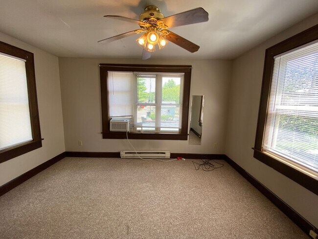 Building Photo - 2084 Waldeck Ave