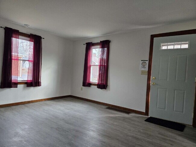 Building Photo - Small in Size, Big on Charm – Updated 1 Bed Home on East Oberlin!
