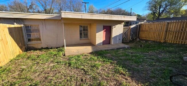 Building Photo - Available- Charming 2-Bedroom Home in Longview