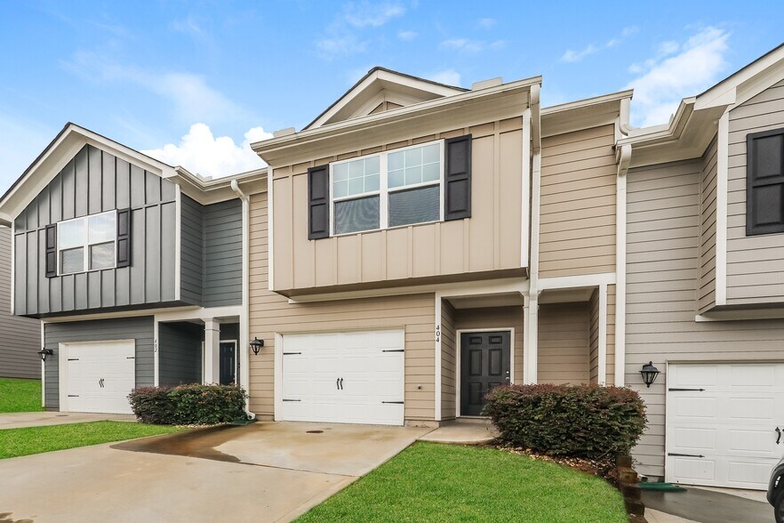 Building Photo - 404 Highwood Ln